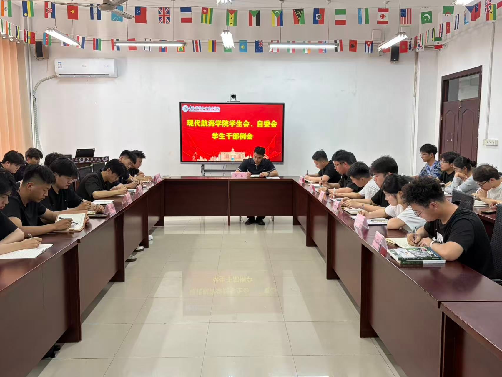 bw必威西汉姆联召开“凝心聚力，笃行致远”学生干部例会