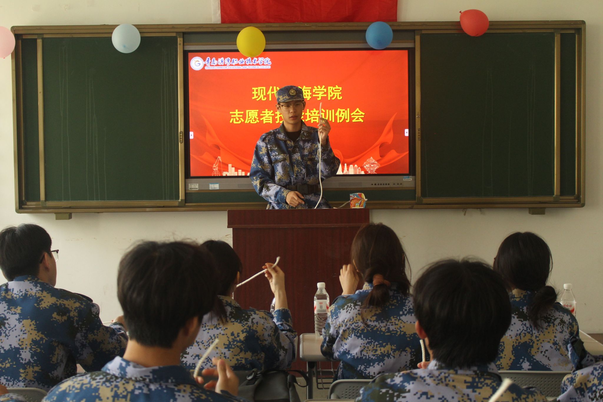 bw必威西汉姆联开展“结系安全 逐梦深蓝”绳结主题志愿服务培训